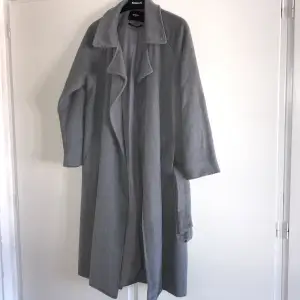 Lätt använt jacka/coat med bältet från återvänt wool (recycled wool ) till vinter höst och vår , lätt och varm , skön och lång till halva benet under knät 😊🧥nytt pris (600kr) 