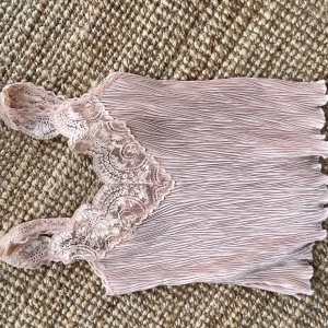 Top med spets  - Söt topp med spets köpt second hand men aldrig använd.