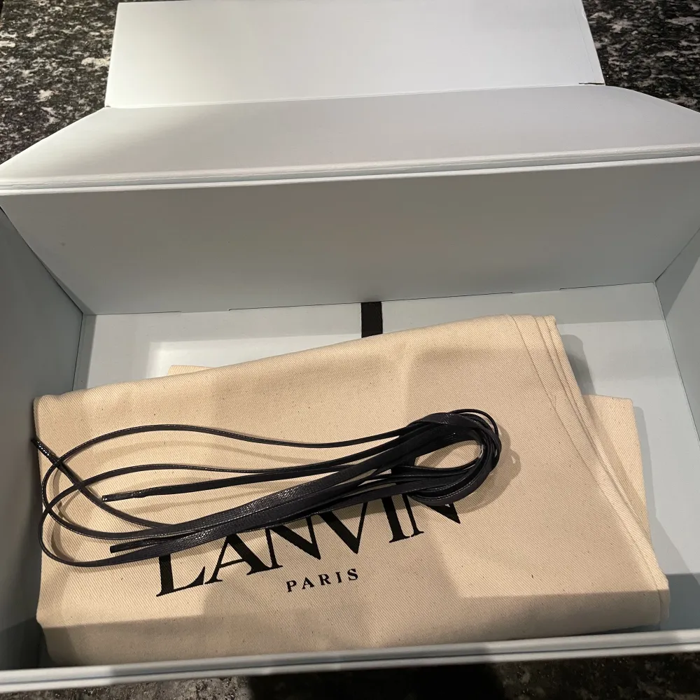 Lanvin skor. Säljs pga ingen anvädning av längre. Skick 6/10. Skriv vid frågor och funderingar.. Skor.