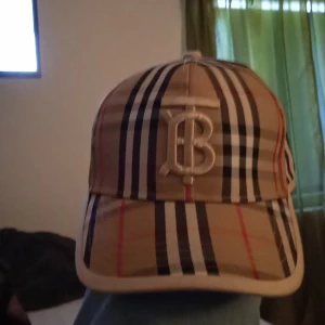 Burbbery keps - Burbbery keps skönt att ha det i sommar. Köpte den inte så länge sen super bra kvalitet 