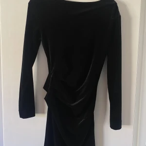 Sammetsklänning  - Rynkad klänning i sammet, ny skick 