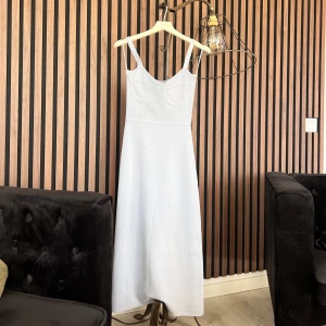 Ljusblå klänning  - Superfin blå klänning som aldrig kommit till användning. Nyskick. Sitter som en smäck! 