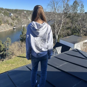 Hov1 hoodie  - Vi säljer dessa fina hemmagjorda tröjor, du får välja vilka låtar du vill ha på ryggen. Vi säljer bara med hov1 och inga andra artister/band❤️