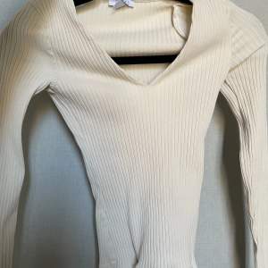En v-ringad långärmad tröja med axelpuffar (går lätt att ta bort). Säljer den för den aldrig blivit använd, eftersom jag personligen inte är ett så stort fan av axelpuffar och vart stor på mig✨