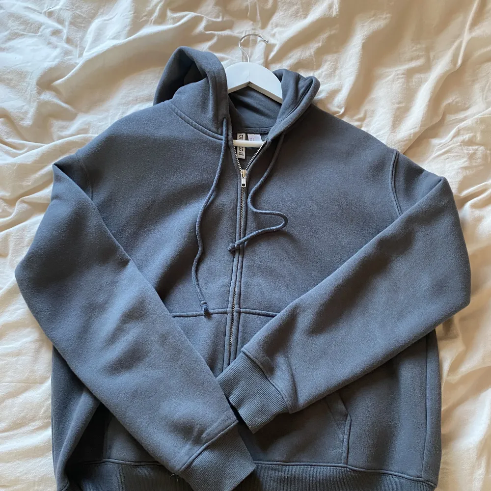 Basic grå zip up hoodie 20kr +frakt. Hoodies.