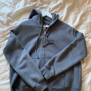 Basic grå zip up hoodie 20kr +frakt