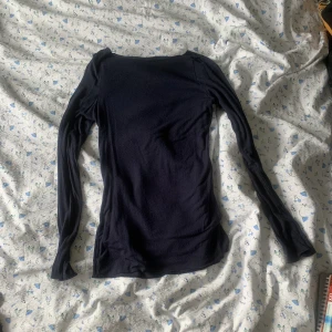 Marinblå intimissimi tröja  - Populär tröja, fint skick, säljer då jag har fler 🥰 endast handtvättad