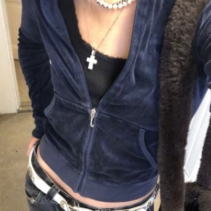 Juicy Couture  - Zip hoddie ifrån juicy couture som är använd fåtal gånger.  Har även ett tryck på ena bröstet fram och ett större på ryggen i silver💙 snabb affär!