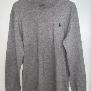 En grå Ralph Lauren tröja Storlek: M (Slim Fit) Skick: 9/10 (använd ett fåtal gånger)  Nypris: 450kr  Säljer den för att jag växte ur den