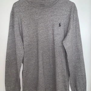 Grå Ralph Lauren tröja - En grå Ralph Lauren tröja Storlek: M (Slim Fit) Skick: 9/10 (använd ett fåtal gånger)  Nypris: 450kr  Säljer den för att jag växte ur den