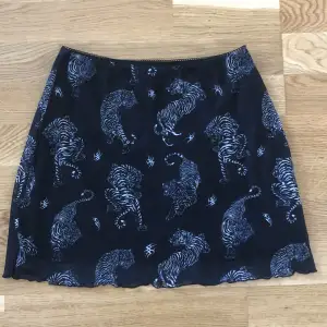 Svart kjol med tigerprint från H&M. Aldrig använd 🖤
