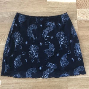 Svart kjol  - Svart kjol med tigerprint från H&M. Aldrig använd 🖤