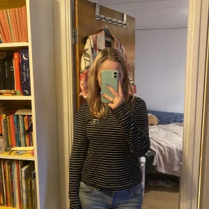 Tröja - Så fin randig tröja ifrån gina Tricot storlek M men passar ändå S. Otroligt skönt material inga defekter.  Pris kan disskuteras💕