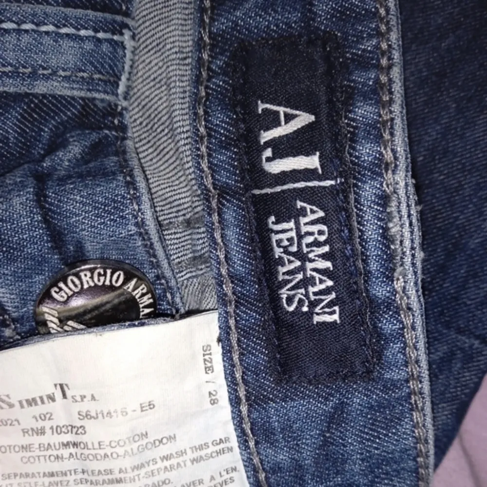 Lowwaised armani jeans, säljer för dom är korta för mig som är ca 165cm❤️över höfterna är 37 cm och innebenslängd 75 cm . Jeans & Byxor.