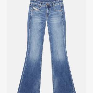 Säljer mina helt nya diesel jeans, säljes då dom var för stora. Strl 25/32, 900kr + frakt (kom privat för egna bilder på jeansen men inga på!)
