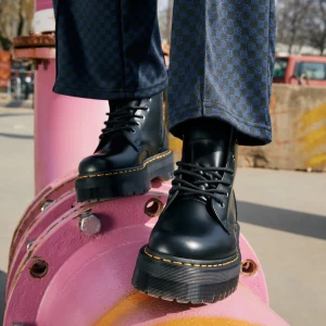 dr martens jadon - Säljer mina svarta dr martens jordan platform pga för små. Använda ett fåtal gånger. 😇