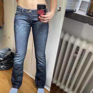 Jättesnygga vintage lågmidjade jeans från Relish köpta secondhand och är i storlek 26 och har coola detaljer på dragkedjs fickorna