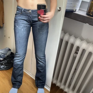 Lågmidjade jeans - Jättesnygga vintage lågmidjade jeans från Relish köpta secondhand och är i storlek 26 och har coola detaljer på dragkedjs fickorna