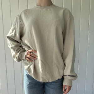 Sweatshirt  - En beige sweatshirt/crewneck i färgen beige. Använd fåtal gånger! I fint skick. 