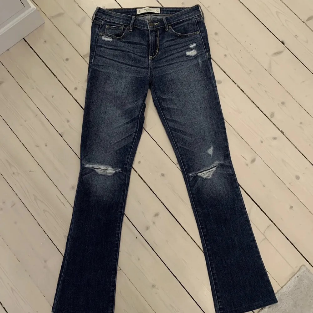 Lågmidjade jeans från Hollister. Bild 1&2 är lånade, obs samma modell på jeansen fast de jag säljer har hål på knäna istället💗skriv för fler bilder. Jeans & Byxor.