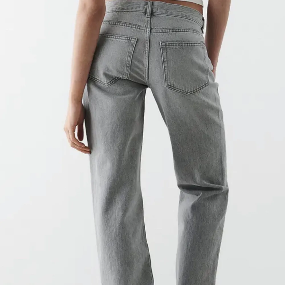 Säljer dessa lågmidjade jeans i nyskick. Strl 40 men små i storleken så passar 36/38 oxå. Nypris 500 🤍. Jeans & Byxor.