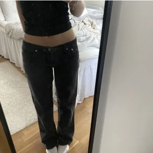 Lågmidjade svarta jeans - Bra skick- inga tydliga tecken på slitage. Köpta här på Plick och är secondhand jeans som är sydda till lågmidjade. Säljer då de inte kommer till användning 