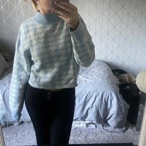 stickad tröja - Stickad tröja från HM. Strlk S. Nästan aldrig använd.