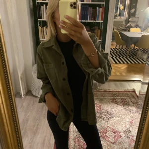 Militärgrön jacka  - Säljer denna! Helt ny, aldrig använt 