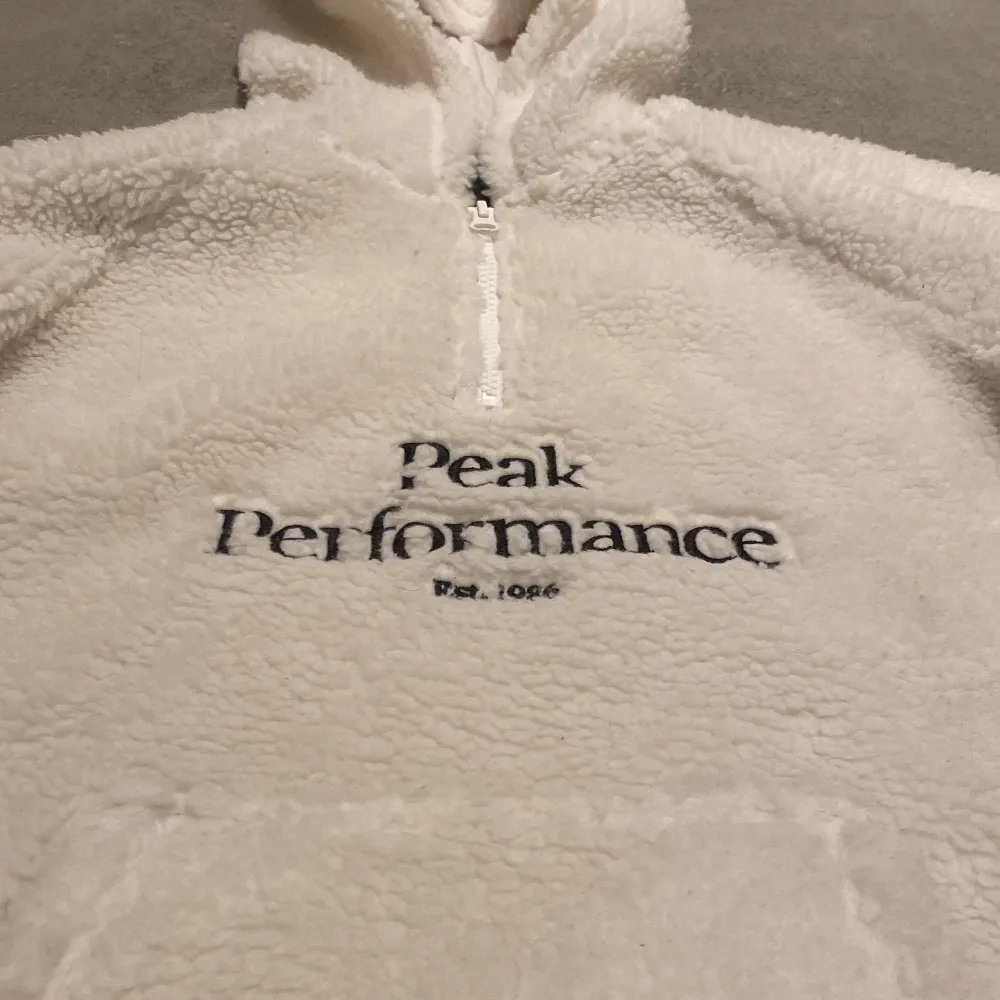 En vit lurvig hoodie från Peak Performance som aldrig har används, nypris runt 1000🤍👌🏼. Hoodies.
