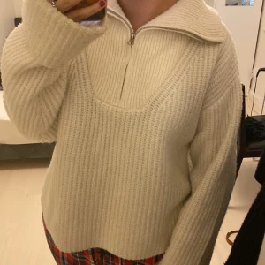 Bikbok tröja - Stickad zip tröja från bikbok, i bra skick men lite nopprig som man ser på bilden. I storlek S men passar även M. Nypris 400kr
