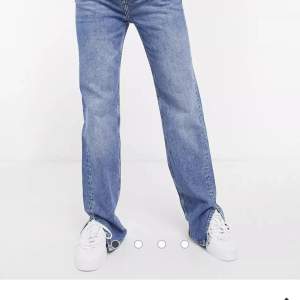 säljer dessa blåa jeans med slits från pull and bear då de aldrig används, storlek 36❤️säljer för 150kr +frakt