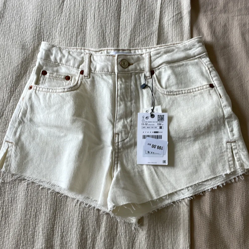 Säljer dessa vita jeansshorts från zara barn helt nya. Shorts.