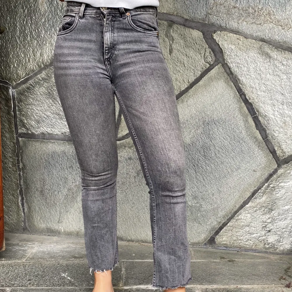 Snygga stilrena zara jeans, sitter snyggt och funkar till allt!!!😍. Jeans & Byxor.