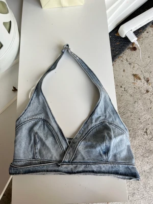 Denim topp - Denna coola topp är köpt på weekday i London, och TYVÄRR för liten för mig. Därför kan jag tyvärr inte skicka bild med den på heller 