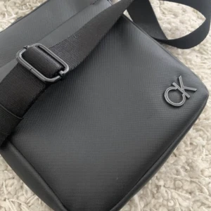 Calvin Klein väska  - Svart calvin Klein väska. 17 cm i bredden 20 cm i längden. 