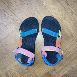 Tevasandaler i pastellfärger - Tevasandaler, sparsamt använda. 