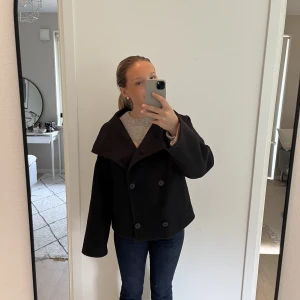 Kort dubbelbröstad jacka  - Super fin höstjacka från NA-KD. Storlek 34 men passar 36 oxå