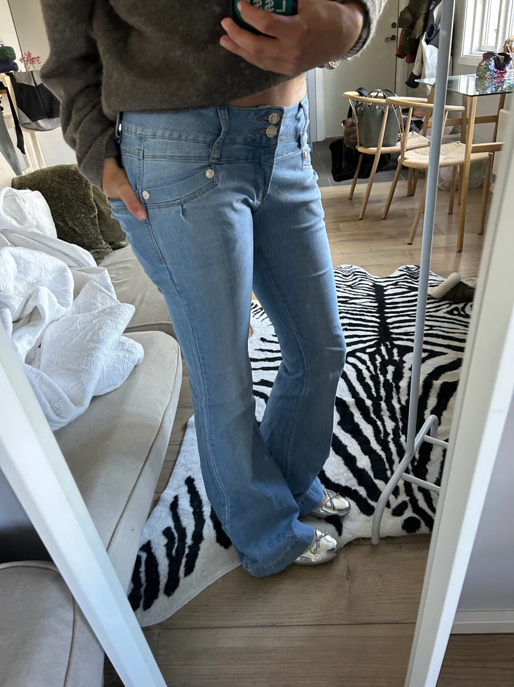 Snygga Low waist Bootcut byxor i storlek 29. Innerbenslängden är 82 cm.. Jeans & Byxor.