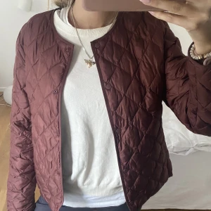 Uniqlo jacka - Jacka från uniqlo, vinröd💓 storlek xxs men sitter mer som en xs-s, frakt tillkommer på 66🫶🏻