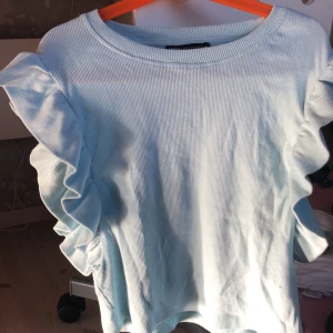 Volang topp - Nu säljer jag en jättesöt volangtopp från zara! Den är i storlek S men funkar som en xs🫶🏻 pris kan diskuteras💗 Hör av er till mig ifall ni har några frågor🫶🏻