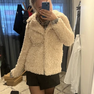 FluffJacka HM  - En jätte gosig jacka från HM.  Har två stora frickor fram!  Inga defekter! 