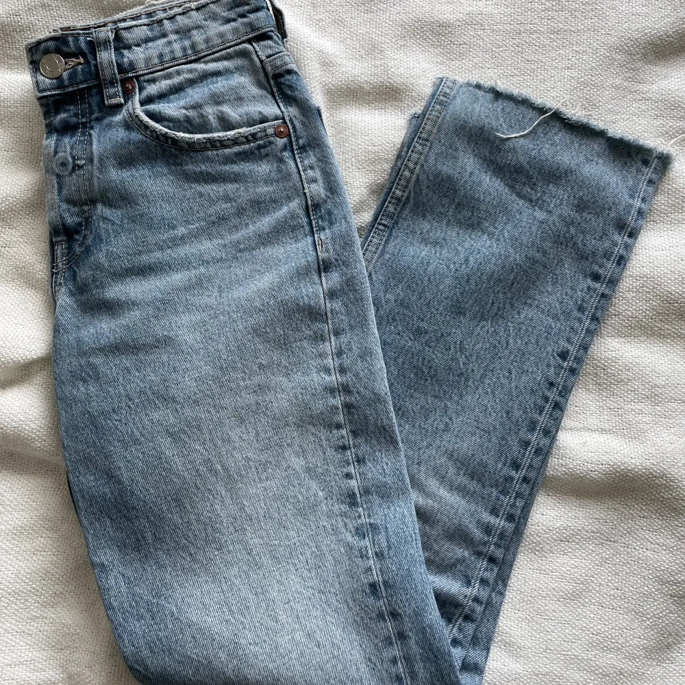 Säljer dessa jeansen från ZARA i storlek 32. Jeansen är avklippta i längden men passar någon som är runt 160 cm. De är använts några gånger men är ändå i bra skick.. Jeans & Byxor.