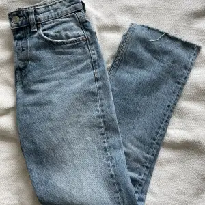 Säljer dessa jeansen från ZARA i storlek 32. Jeansen är avklippta i längden men passar någon som är runt 160 cm. De är använts några gånger men är ändå i bra skick.