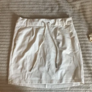 ONLY  - Säljer denna Vita Kjol från only  använd typ 1 gång ☺️ är i storlek M men går o göra mycket mindre och lite större 😊skriv gärna om du är intresserad 