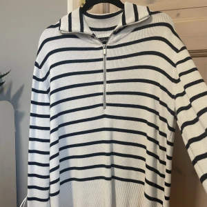 Randig stickad tröja - Super fin randig stickad tröja med halv zip!!💕super bra skick och perfekt till hösten