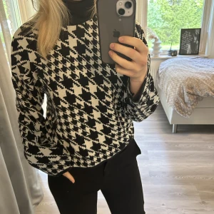 Tröja  - Stickad svart och vit tröja, storlek s men passar bra på mig då jag vanligtvis har m.
