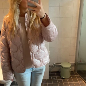 Höstjacka - Jättefin, rosa jacka från Mango. Så fin men var tyvärr i fel storlek. Passar perfekt nu till hösten!!🩷 strl L men passar S-L beroende på hur man vill att den ska sitta