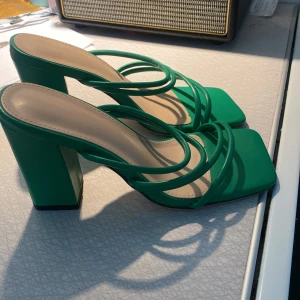 Gröna klackar - Klackar från hm, använda 1 gång💖 ganska bred klack så sköna att gå i!