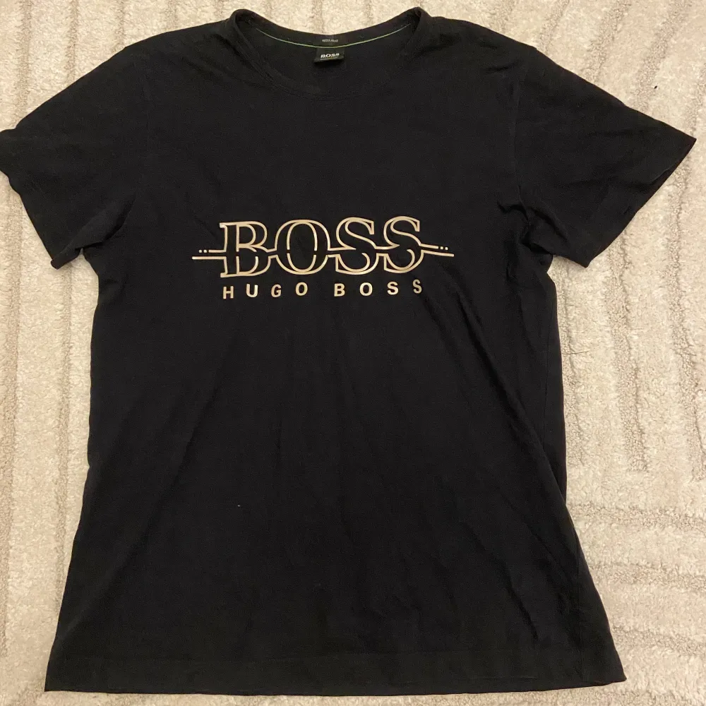 Säljer nu min fina Hugo Boss t-shirt har använt den ett få tal gånger skick på den är 9,5/10 säljer den för att den är för stor, ny pris 400kr mitt pris 149kr pris kan diskuteras privat 😁.. T-shirts.