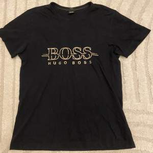 Säljer nu min fina Hugo Boss t-shirt har använt den ett få tal gånger skick på den är 9,5/10 säljer den för att den är för stor, ny pris 400kr mitt pris 149kr pris kan diskuteras privat 😁.